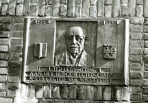 BR_OOSTDAM_014 Gedenksteen in de coupure bij de Oostdam ter herinnering aan het burgermeesterschap van mr. F.J.D.C. ...