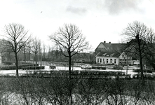 BR_OOSTVOORNSEWEG_003 Het tramstation van de RTM, met op de achtergrond de HBS; December 1966