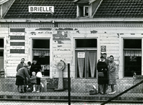 BR_OOSTVOORNSEWEG_004 Reizigers wachten op de tram bij het tramstation van de RTM; ca. 1960