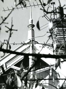 BR_OOSTVOORNSEWEG_009 Makelaar, schoorsteen en antenne op het dak van het tramstation van de RTM; ca. 1980