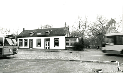 BR_OOSTVOORNSEWEG_023 Het voormalige tramstation van de RTM werd een busstation; ca. 1990
