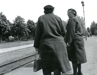 BR_OOSTVOORNSEWEG_024 De dames Harte (bijnaam de Pullen) wachten op de tram bij het tramstation van de RTM; ca. 1960