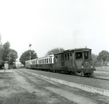 BR_OOSTVOORNSEWEG_025 De tram bij het station van Brielle; 23 september 1965