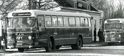 BR_OV_BUSSEN_011 Busstation met de bussen van de RTM; 1980