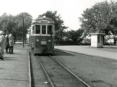 BR_OV_TRAM_004 De tram 1802 van de RTM staat bij het tramstation in Brielle; 1961