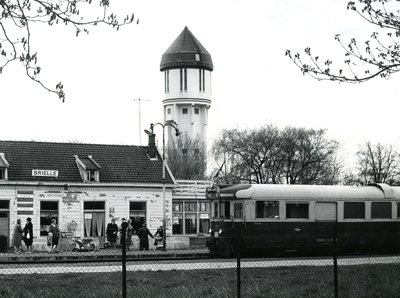 BR_OV_TRAM_005 De tram 1804 van de RTM staat bij het tramstation in Brielle; 1961