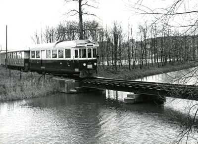 BR_OV_TRAM_006 De tram 1802 van de RTM rijdt over de brug over het Spui; 1961