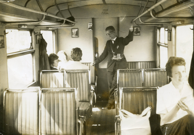 BR_OV_TRAM_013 Interieur van de tram van de RTM, wagon 1506; 12 augustus 1961