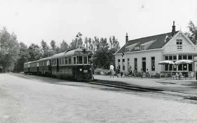 BR_OV_TRAM_014 De tram 1804 van de RTM staat bij het tramstation in Brielle; 1961