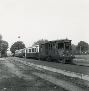 BR_OV_TRAM_016 De tram M67 van de RTM staat bij het tramstation in Brielle; ca. 1950