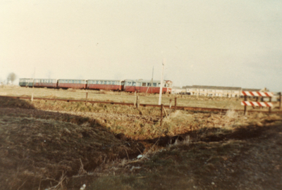 BR_OV_TRAM_018 De tram rijdt door het landschap; ca. 1965