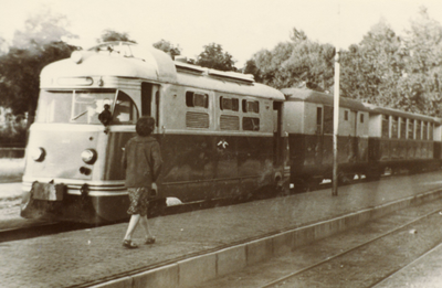 BR_OV_TRAM_019 De tram 1805 van de RTM staat bij het tramstation in Brielle; ca. 1960