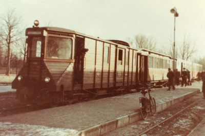 BR_OV_TRAM_021 De tram M67 van de RTM staat bij het tramstation in Brielle; ca. 1960
