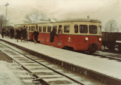 BR_OV_TRAM_022 De tram van de RTM staat bij het tramstation in Brielle; ca. 1960