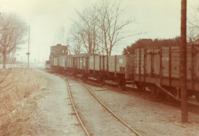 BR_OV_TRAM_024 Rangeermanipulaties met een lange kolentram bij het tramstation in Brielle; ca. 1961