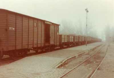 BR_OV_TRAM_025 Rangeermanipulaties met een lange kolentram bij het tramstation in Brielle; ca. 1961