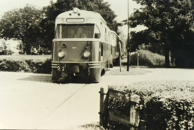 BR_OV_TRAM_026 De tram 1807 van de RTM nadert Brielle; 13 juli 1965