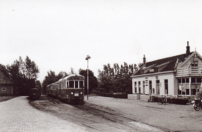 BR_OV_TRAM_027 De tram van de RTM staat bij het tramstation in Brielle; 8 juni 1958