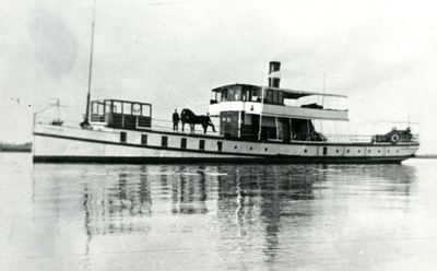 BR_OV_VEERBOTEN_033 De veerboot Notaris van den Blink, die een veerdienst tussen Brielle en Rozenburg onderhield; ca. 1939