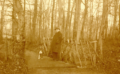 BR_PERS_BEEN_012 Archivaris Johan Been met zijn hondje in de Plantage; ca. 1920