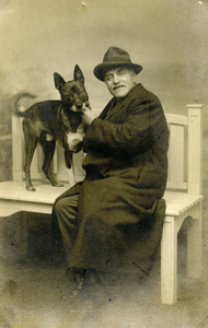 BR_PERS_BEEN_013 Archivaris Johan Been met zijn hond; ca. 1925
