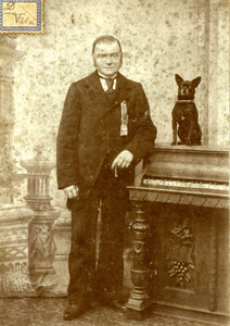 BR_PERS_EIJSDEN_003 Portret van de heer Jacs. van Eijsden, gemeentebode te Brielle van 1884 tot 1894, met de bodebus op ...