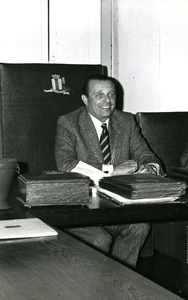 BR_PERS_HUURMAN_021 Burgemeester J. Huurman zit een raadvergadering voor; Augustus 1974