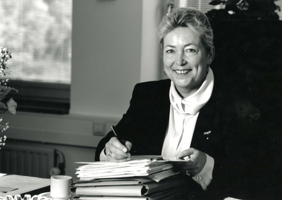 BR_PERS_KLUIT_020 Burgemeester B.F.A. van der Kluit - de Groot in haar werkkamer; ca. 1998