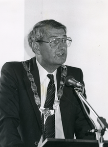 BR_PERS_RONDE_006 Burgemeester C.J. de Ronde draagt de ambtsketen; ca. 1985