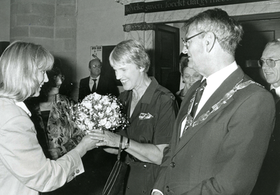 BR_PERS_RONDE_023 Afscheid van burgemeester C.J. de Ronde. Henny Snoeij overhandigt een bloemetje; 1987
