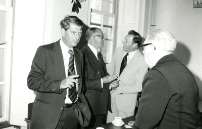 BR_PERS_RONDE_027 Burgemeester C.J. de Ronde, voorzitter Rijnmond Tekke en de heer Ydo; ca. 1980