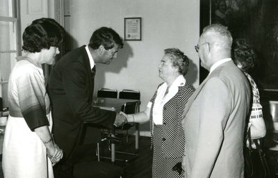 BR_PERS_RONDE_028 Burgemeester C.J. de Ronde en zijn vrouw, met de heer en mevrouw Van der Knoop; ca. 1980