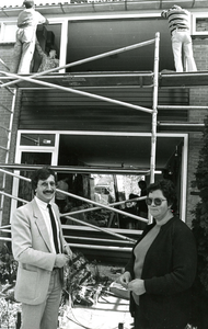 BR_PERS_SALA_015 Burgemeester J.F. Sala met een onbekende mevrouw voor een woning die wordt gerenoveerd; ca. 1995