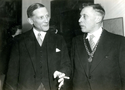 BR_PERS_SLEEN_015 Burgemeester van Sleen (rechts) met Minister Schokking (links); 1 april 1949