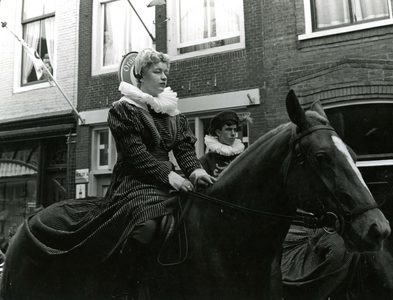 BR_PERS_STEHOUWER_001 Mevrouw Marjolein Stehouwer-Gorzeman en de heer Krijn van Toledo te paard tijdens Koninginnedag ...