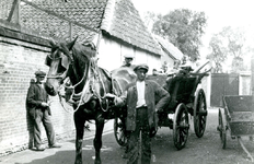 BR_PERS_VEER_001 Han van 't Veer met een paard en wagen met kinderen; ca. 1928