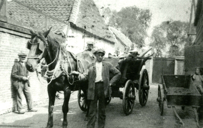 BR_PERS_VEER_004 Han van 't Veer met een paard en wagen met kinderen; ca. 1928