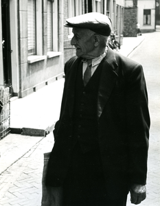 BR_PERS_VOS_001 De heer C. de Vos in de Langestraat; Juni 1961