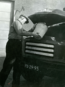 BR_PERS_ZWART_001 De heer Koos Zwart, chauffeur bij de groenteveiling te Brielle; 1961