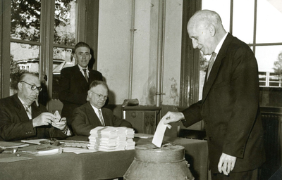 BR_PERS_ZWIETEN_021 D.M. van Zwieten, burgemeester van Brielle van 1956 tot 1963, brengt zijn stem uit. vlnr: dhr. ...
