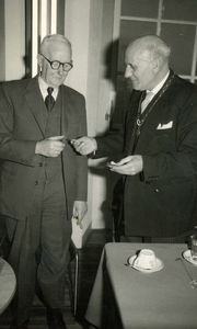 BR_PERS_ZWIETEN_022 Burgemeester D.M. van Zwieten met zijn opvolger burgemeester H. van Es; 30 oktober 1963