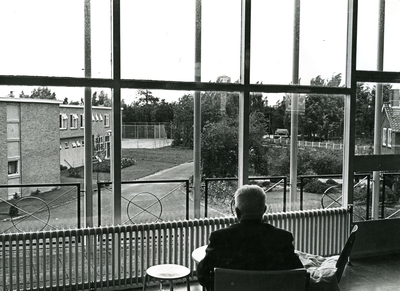 BR_PLANTAGEWEG_020 Kijkje vanaf de verdieping boven de ingang van het Streekverpleeghuis De Plantage; ca. 1965
