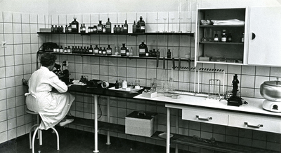BR_PLANTAGEWEG_024 Laboratorium in het Streekverpleeghuis De Plantage; ca. 1965