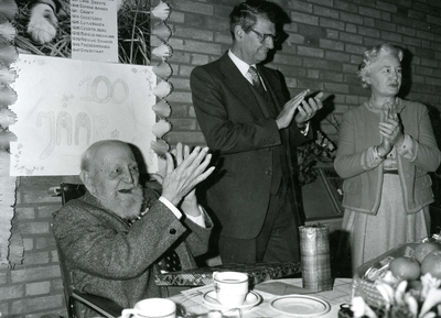 BR_PLANTAGEWEG_035 Dominee Bosch viert zijn 100-jarige verjaardag in Streekverpleeghuis De Plantage. Met burgemeester ...