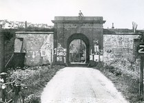 BR_POORTEN_KAAIPOORT_001 De Kaaipoort in de jaren dertig, met posters en met kalk besmeerd; ca. 1930