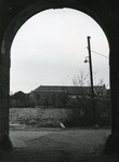 BR_POORTEN_KAAIPOORT_003 Kijkje op de achterzijde van het Slagveld, gezien vanuit de Kaaipoort; ca. 1955