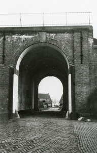 BR_POORTEN_KAAIPOORT_005 De Kaaipoort, met op de achtergrond het Egter van Wissekerkeplein; ca. 1960