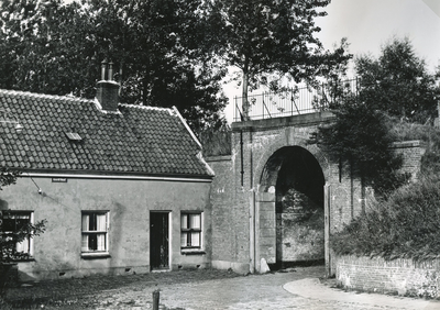 BR_POORTEN_KAAIPOORT_025 De Kaaipoort en de woning Kaaistraat 27 vóór de restauratie; 3 augustus 1962