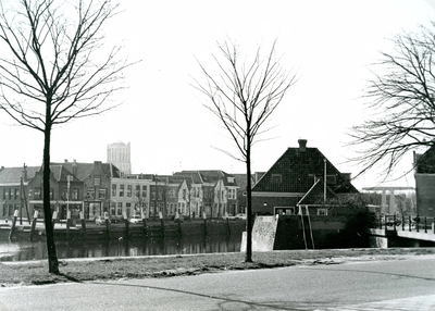 BR_POORTEN_WATERPOORT_003 De Poortwachterswoning en de historische panden langs het Maarland ZZ; ca. 1978