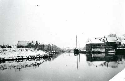 BR_POORTEN_WATERPOORT_005 Het Noord Spui, met rechts de Poortwachterswoning; ca. 1955